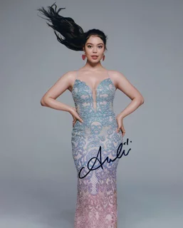 Auli'i Cravalho autograph