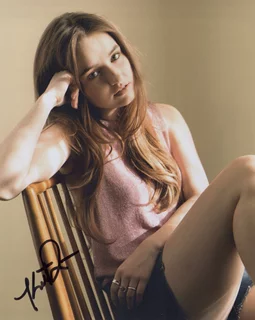 Kaitlyn Dever autograph