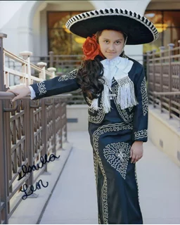 Isabella Leon autograph