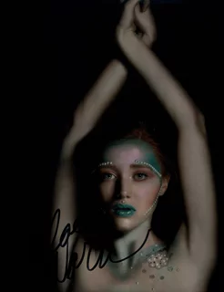 Chloe Ray Warmoth autograph