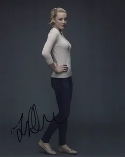 Lili Reinhart autograph