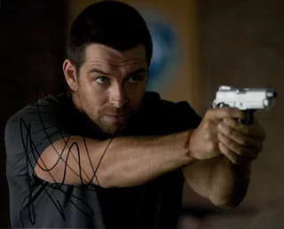Antony Starr autograph