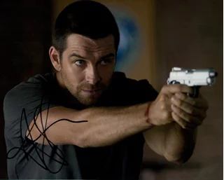 Antony Starr autograph