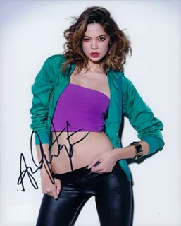 Analeigh Tipton autograph