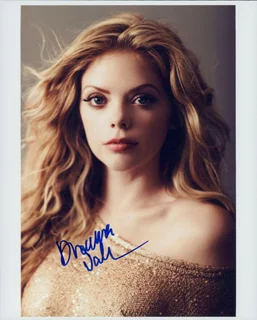 Dreama Walker autograph