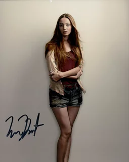 Emma Dumont autograph