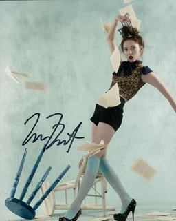 Emma Dumont autograph