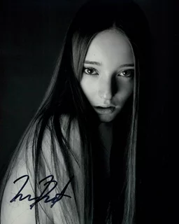 Emma Dumont autograph
