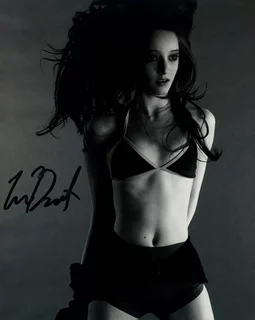 Emma Dumont autograph