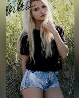 Ellie Heiden autograph