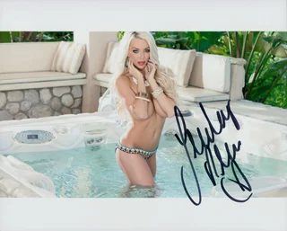 Lindsey Pelas autograph