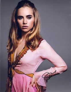 Suki Waterhouse autograph