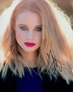 Lucy Fry autograph