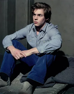 Evan Peters autograph