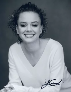 Laura Chinn autograph