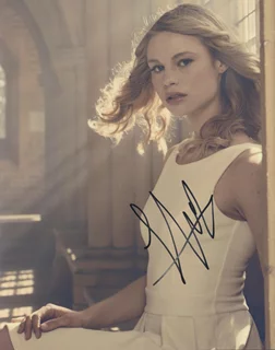 Lucy Fry autograph