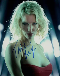 Tricia Helfer autograph