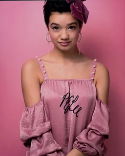 Peyton Elizabeth Lee autograph