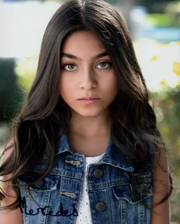 Mercedes Lomelino autograph