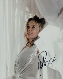 Jade Pettyjohn autograph
