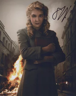 Sophie Nelisse autograph