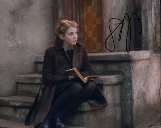 Sophie Nelisse autograph