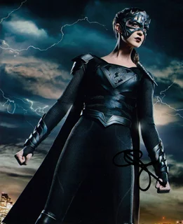 Odette Yustman autograph