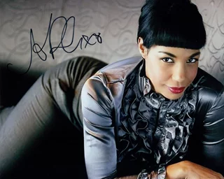Amanda Brugel autograph