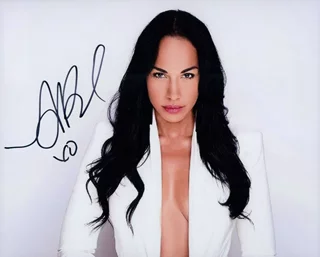 Amanda Brugel autograph