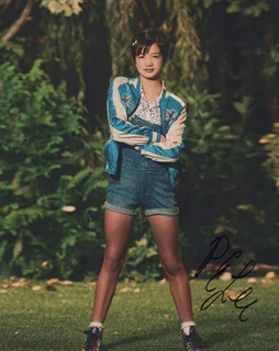 Peyton Elizabeth Lee autograph