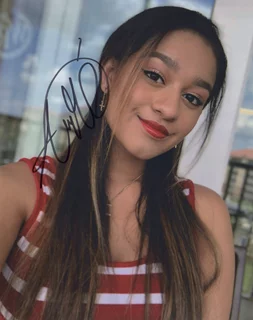 Alyssa Raghu autograph