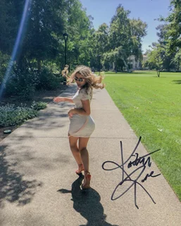 Kaitlyn Rose autograph