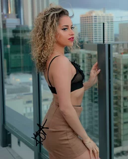 Kristina Urribarres autograph