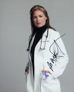 Maura Tierney autograph