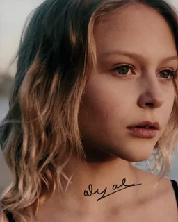 Alyvia Lind autograph