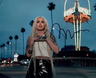 Zhavia Ward autograph