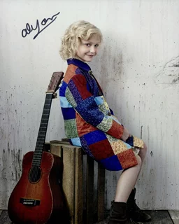Alyvia Lind autograph
