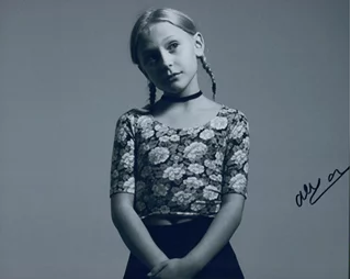 Alyvia Lind autograph