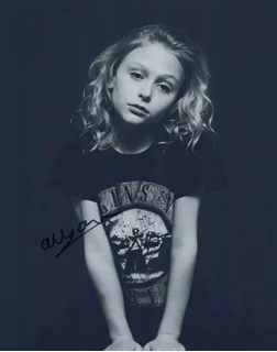 Alyvia Lind autograph