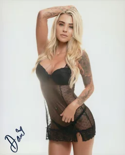 Dani Nicole autograph