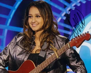 Alyssa Raghu autograph