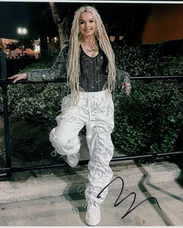 Zhavia Ward autograph