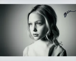 Alyvia Lind autograph