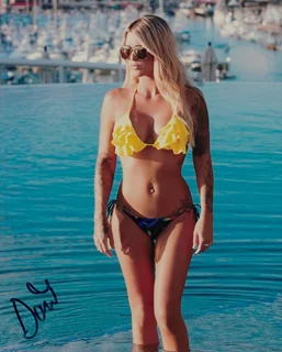 Dani Nicole autograph