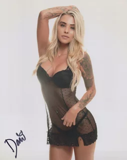 Dani Nicole autograph