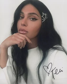 Teni Panosian autograph