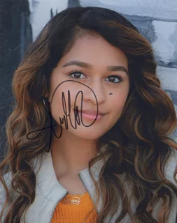 Alyssa Raghu autograph