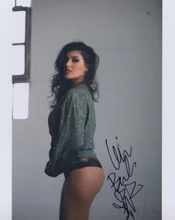 Leia Sergakis autograph