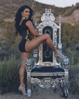 Leia Sergakis autograph