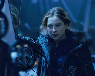 Mina Sundwall autograph